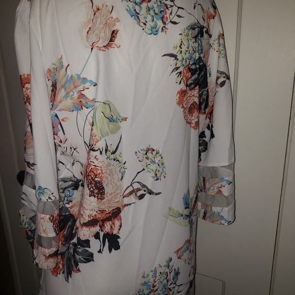 Style & Co Floral Vneck Top - Picture 3 of 4